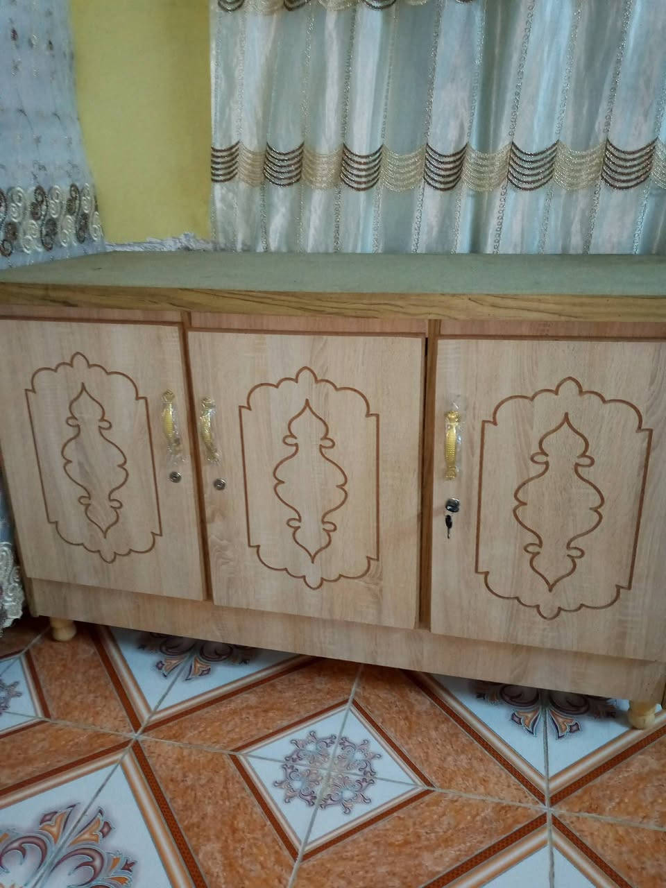 السلام عليكم هاي البوفيه للبيع 3 ابواب المكان كركوك حي المعلمين كدام العين __السعر 90 وبيه مجال للطيبين.. للتصال على هاذه الرقم ***********.....
