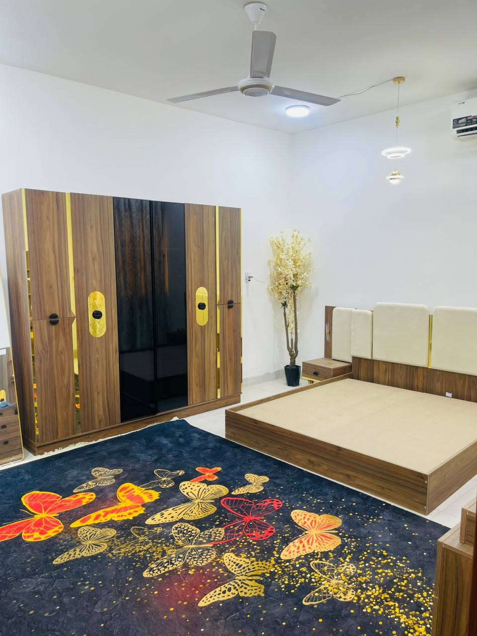 بيت للإيجار في مجمع الزهور السكني
🔹 البيت مؤثث بالكامل
🔹 جاهز للسكن فوراً
📍 الموقع: مجمع الزهور السكني – خلف جامعة السراج 
💰 الإيجار: يُحدد عند التواصل
📞 للاستفسار والتفاصيل: مراسلة الصفحة أو الرقم ***********.
