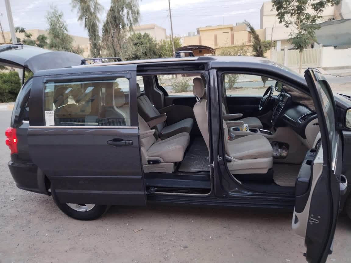 سيارة دوج كرفان موديل 2011
الفئه SXT معروفه المواصفات 
سيارة بدون حادث 
بيها بل تكمه الخلفيه كلير ع كد شبر 
حداديه جديدة تخم تاير جديد كير مكينه كفاله جديد تبريد 2 قطعه فرس ارضي وسقفي 3 ابواب كهرباء كشن كهرباء 
كشنات بلع سياحي 
سيارة نضيفه كلش مال جناي 
سعر السيارة 125 وبيها مجال 
رقم صاحب سيارة ***********
اني مكلف بنشر فقط
عنوان سيارة صلاح الدين دجيل
