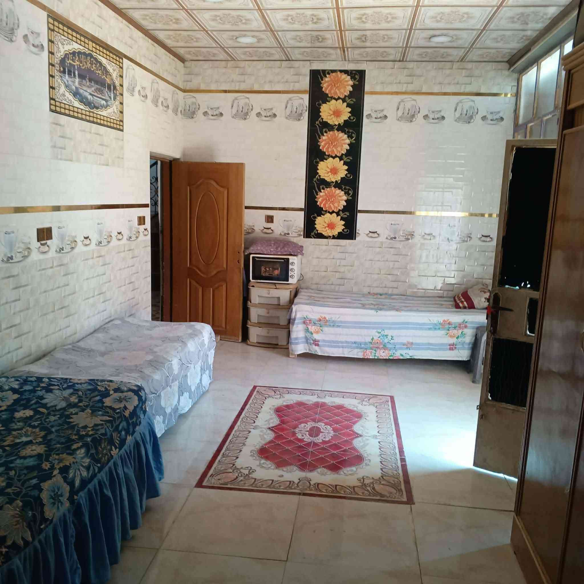 بيت للبيع مع قطعه ارض
البيت مساحه بنائه 210 والقطعه 100
يتكون من غرفتين نوم مع صاله كبيره  واستقبال كبير  ومجمع صحيات السعر 75 وبي مجال قليل للاستفسار الاتصال على الرقم ***********
