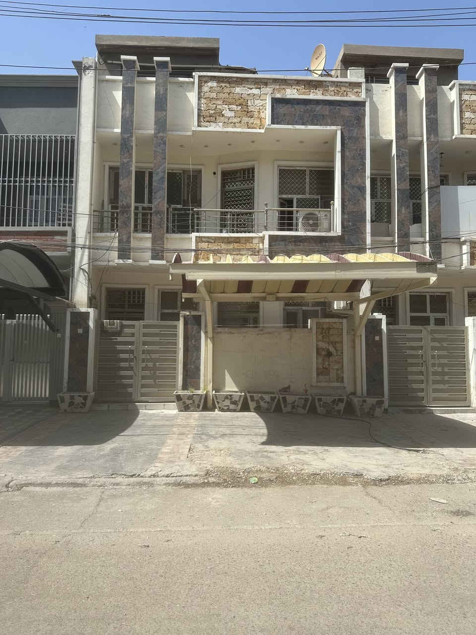 السلام عليكم مشتمل للبيع المساحه ٧٠متر ،،بيت جدا نضيف صاله ومطبخ وغرفة منام وصحيات الطابق الارضي،غرفتين منام الطابق الثاني وصحيات البيت بناء ٢٠٢٣،الواجهه ٧النزال١٠،العنوان الامين الفلكه المشجره،مقابل الفلكه مباشرة،السعر ٢٢٥،للأستفسار الاتصال ***********
