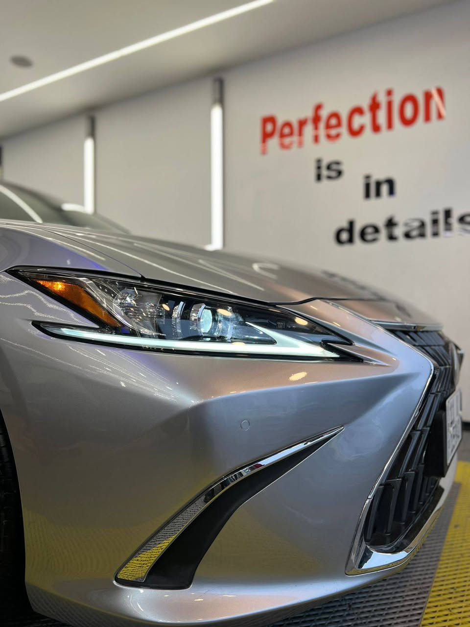 السلام عليكم للبيع فقط بدون مراوس
Lexus ES 300 h 2024 هايبرد 
السيارة فول مواصفات ١/١ 
ماشية 11 الف miles 
حادثها موضح بالصور  صبغ 3 قطع جنطه وباب وجاملغ خلفي نفسه راجع 
 وبيها باب معدل PDR بدون ايرباك بدون دواخل شواصي سليمه 
صور الحادث والتصليح ورقم الشاصي موجوده بالمنشور 
بعض من مواصفات السيارة 
كامرات 360 درجة 
حساسات امامي و خلفي 
رادارات امامي و وجانبي 
نقاط عمياء 
تحديد مسار 
مثبت سرعة تفاعلي شفتات ستيرن
تدفئة تبريد كشنات مع خرن ميموري 
تدفئة ستيرن 
فتحة سقف 
داتا شو 
نظام صوتي + دمام خلفي 
شاشة جبيرة نظام كار بلي وايرليس 
شحن لاسلكي  
مري شفط وكهرباء 
وبيها بعد هواي مواصفات معروفة 
السيارة جاهزة بدون نقص 
سعرها 265$
مكان السيارة بغداد اليرموك
***********
