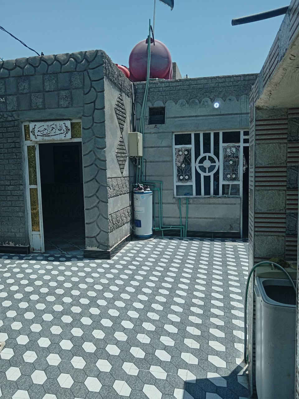 السلام عليكم بيت للبيع مساحه ٢٠٠ متر غرفتين نوم وصاله ومطبخ واستقبال حي زليزل فرع السابع قرب سيد شهيد سعره مناسب اتصل على هذا الرقم ***********
