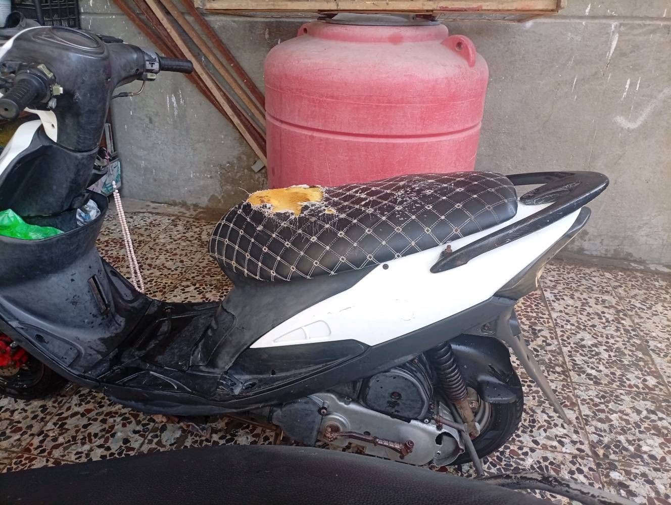 دراجات ثنينهن للبيع شغالات نكره سلف  العده 600 وبيه مجال والمنغولي 550 بكاني بصره ابو الخصيب حمدان