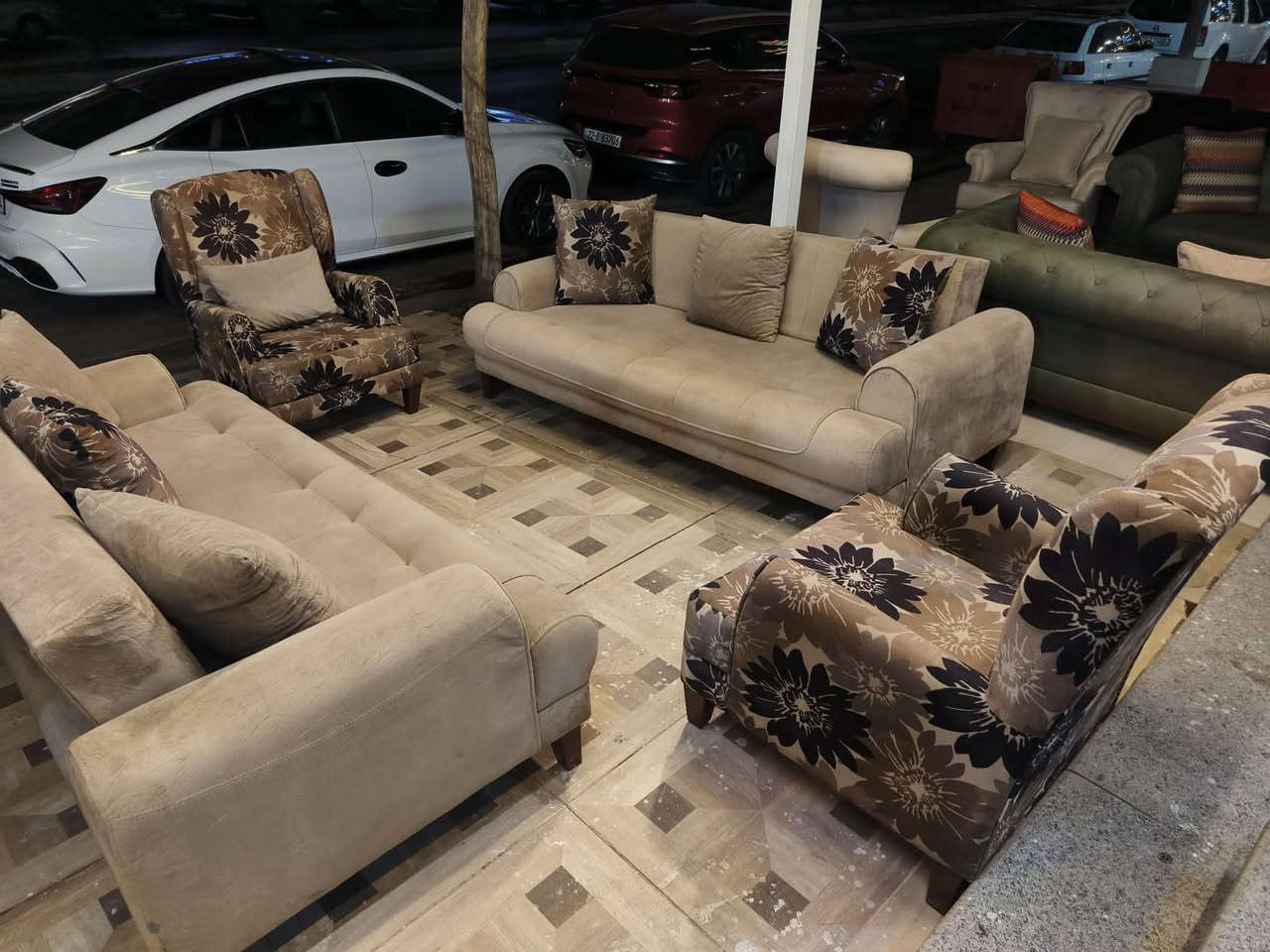 موبليات لا ماسو 🛋️
سيت كامل من ماركة الفيمو مستخدم نضيف كلش 

يتكون من تخم ٨ نفرات بميزة السرير وميز طعام ٦ كراسي يتكبر ويتصغر  وقنصل يفتح وينسد بجكات هيدروليك 

يتوفر توصيل 🚚 الى جميع محافظات العراق

للحجز الفوري راسلنا واتساب☎️:***********  

📍العنوان اربيل سايدين المنارة مقابل سوق اللنكة الجديد مقابل عمارة F

⏰ يومياً من 10 صباحاً لـ 11 ليلاً ‎
