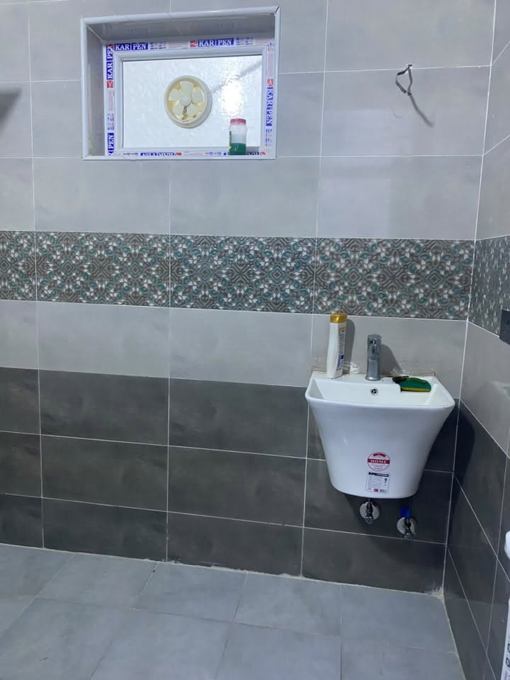السلام عليكم بيت للبيع المساحه ٣٠٠ متر بناء ١٠٠ والباقي حديقه منزليه طابق واحد البيت جديد ومؤثث يعني ينباع مع الأثاث والبناء درجه ممتازه من كهربائيات وصحيات درجه اولى والواجهه طلس الموقع بيت بنيه فرع ٣٣ على اليسار السعر مناسب ١٧٠ وبي مجال للاستفسار الاتصال على الرقم ***********
