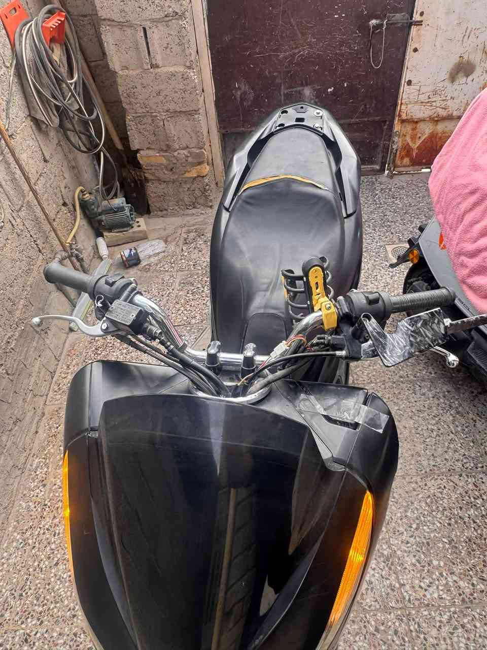 🔥 للبيع هوندا PCX 150 – Gen 3 🔥

🏍️ Honda PCX 150cc – Gen 3

دراجة هوندا PCX، عملية ومريحة للاستخدام اليومي والمشاوير داخل بغداد.

المواصفات:
✅ محرك 150cc
✅ أوتوماتيك
✅ تشغيل بصمة Smart Key
✅ شكل رياضي وشبابي
✅ جاهزة للاستخدام
✅ أوراق أصولية

ملاحظات على الحالة:
🔸 بيها طگة بسيطة وآثار استخدام وخدوش موضحة بالصور.
🔸 الكرسي بيه فتحة بسيطة ومبينة بالصور.
🔸 الفحص متاح للجادين.

💰 السعر: 13 ونص ورقة 💵 وبيها مجال بسيط
📍 الموقع: بغداد – الشعب

📞 للاستفسار: اتصال أو واتساب
***********

⚠️ السعر قابل للتفاوض للجاد فقط، والفحص خير دليل.
