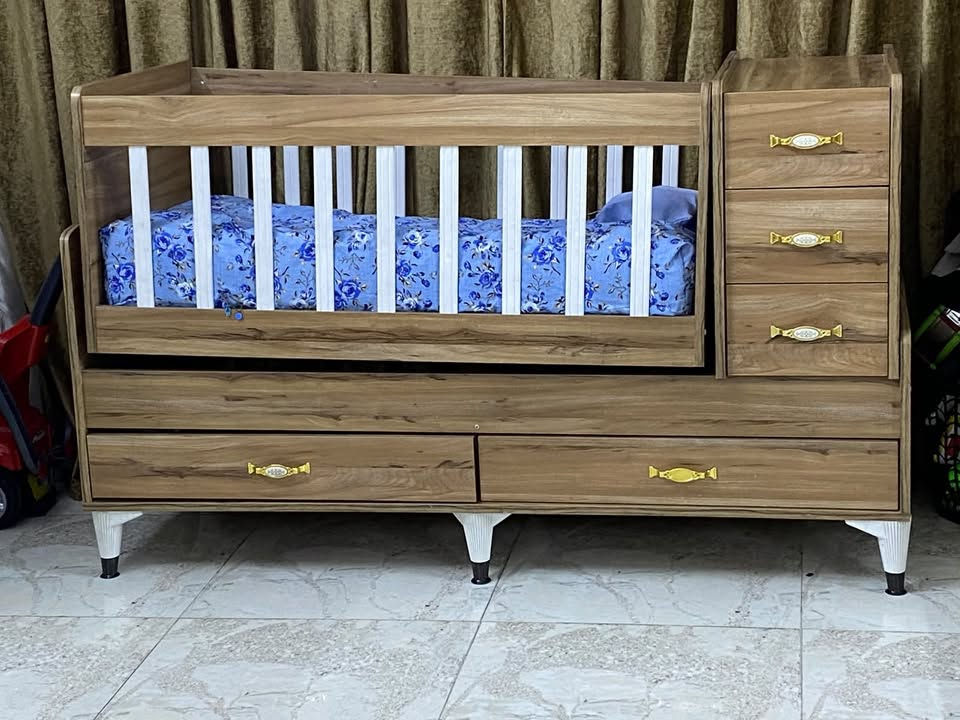 السلام عليكم سرير اللبيع استخدام  قليل العنوان بغداد رقم هاتف *********** السعر 100 وبي مجال قليل
