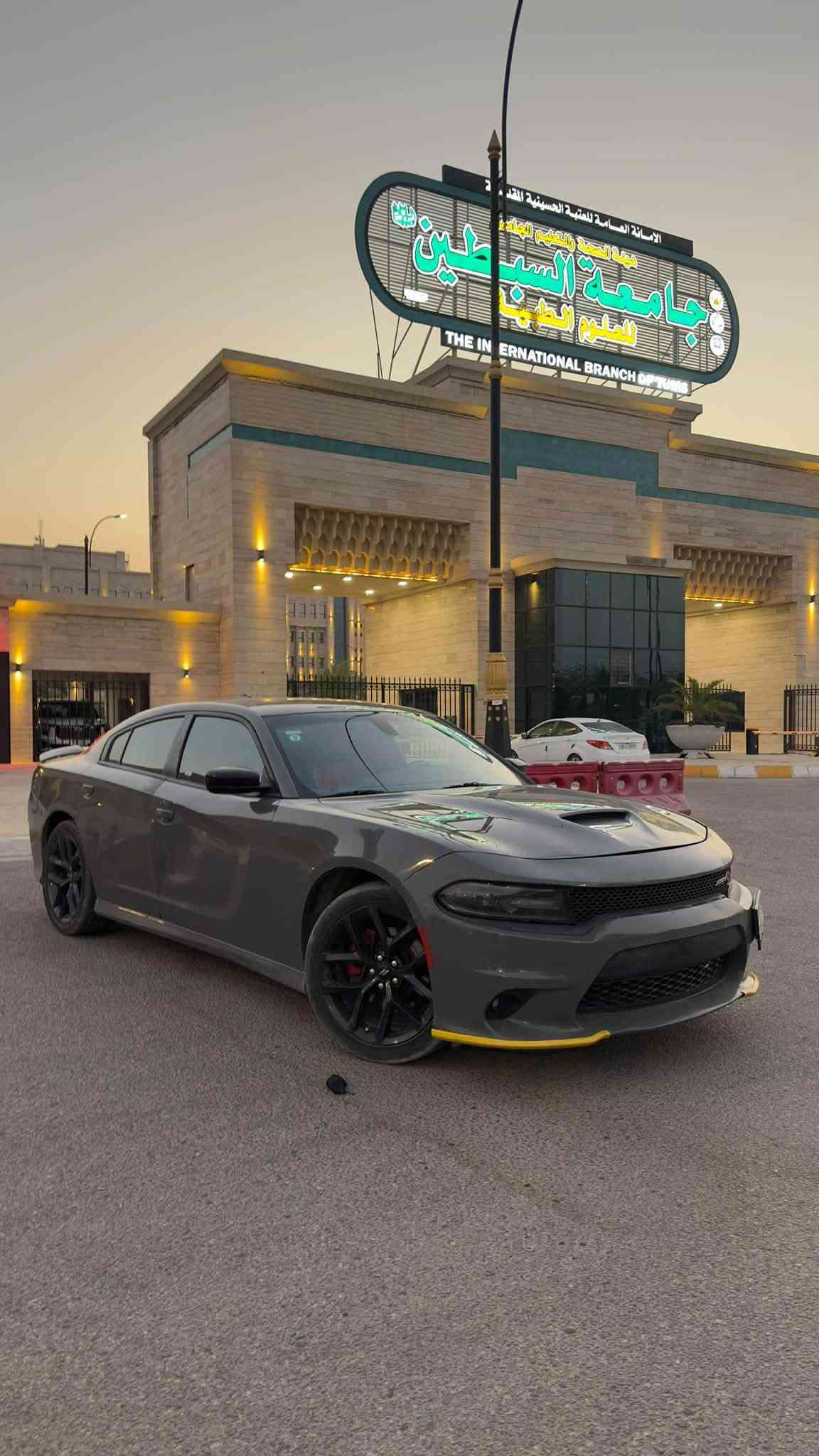 جارجر GTموديل2019 لون اسمنتي رقم بغداد السياره نضيفه كفاله محرك كير حداديه السياره تخبل  بيها شوته رياضي و بيها هواي سوالف مرتبه و حلوه السياره ماشيه 85الف ميل و ذاك اليوم بدلت منظومة التبريد كامله تايرات جدد حداديه جديده حادثها بسيط فقط دعاميه اماميه و بدلتها و بيها صبغ قطعه وحده الي هيه الباب الي خلف السايق  نضربت عندي ب العراق و بس الباب رجعتها ع الحار ع كد شبر لان حادثها بسيط كلش و صبغت الباب كلها و اي استفسار اتصل او راسل واتساب***********
