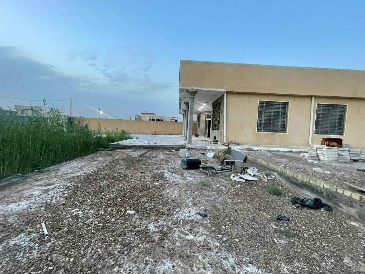 السلام عليكم دونم 2500 متر للبيع
300 متر بناء و 200 متر مدكوك رفت 
موقع نهايت الاصلاح قرب كميره بشارع نفط الوسيط 
للستفسار الاتصال على رقم ***********
