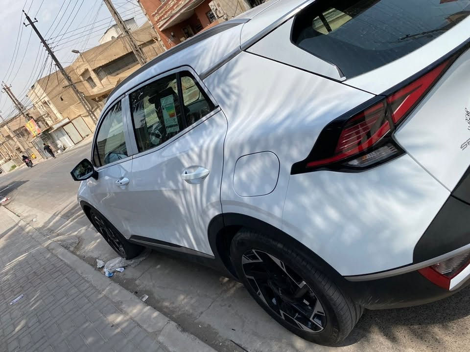 للبيع سياره سبورتج ٢٠٢٥ جديده ماشيه ٢٠٠٠ بغداد خليجيه مكفوله من شخط والضربة
 سبورتاج 2025 خليجي 2.0
* المحرك: 2.0 لتر، 4 سلندر
* القوة: حوالي 156 حصان في مواصفة 2.0 MPI الخليجية.
* القير: أوتوماتيك 6 سرعات
* الدفع: يتوفر AWD دفع  ببعض الفئات.
* عدد المقاعد: 5
* صرفية معلنة: حوالي 13.8 كم/لتر لنسخة 2.0 AWD. 
* جنوط: تصل إلى 19 إنچ في بعض الفئات.
* كراسي كهربائية + تدفئة،.
* بصمة دخول وتشغيل
* صندوق كهربائي
* كاميرا خلفية + حساسات أمامية وخلفية
* شاشة وApple CarPlay
* مراقبة النقطة العمياء
* تشغيل عن بُعد
* تدفئة الدركسون 
ضمان الشركه الدوليه بيها 4 تفويلات دهن بحاله الوكاله 
* 6 وسائد هوائية في بعض الفئات للاستفسار ***********اتصل على الرقم العادي ماكو وات ساب غير متواجد وات ساب السعر 227 وبيها مجال
