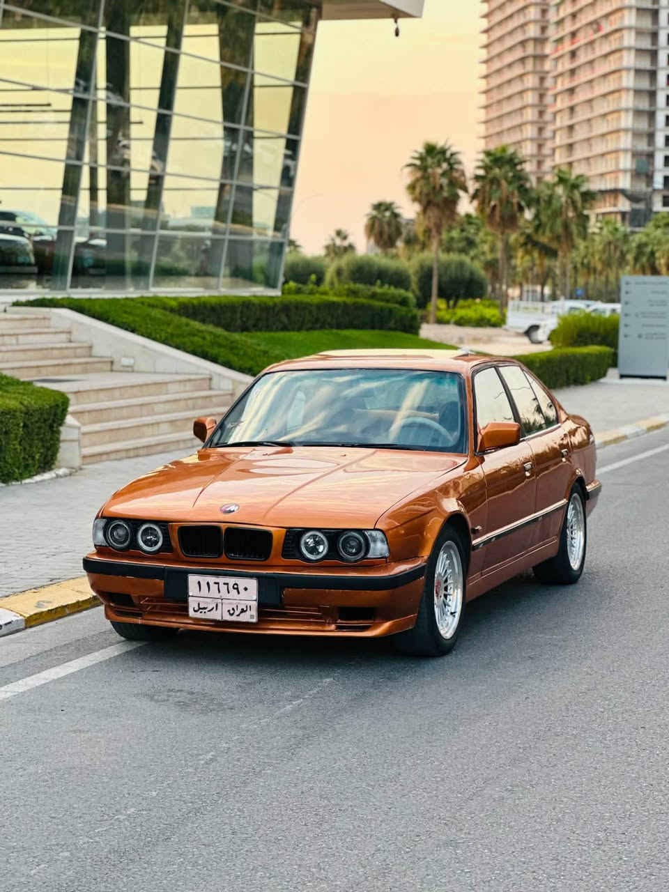 BMW 525i Full full 
گێڕ ئۆتۆماتک .مەکینە کەپس .
شکلی كامل كراوە بە M  
مۆدێل 1991
مەکینەی 525  كەپس لۆك لۆك
فوول مواسەفات سڵایت
سەیارەکە زۆر بەقەوەتە ماشاءالله 
قفل مەرکەزی
چوار جام کارەبای
لایت ئەلقە کامل زینۆن
ناوی لەسەر دەقی شەریکە ماوە 
كارەبایی گێچ بەنزین حەماوە مەزبوت
تەبدیل لەونە كراوە بەقیسی پێشی كەپسە
سەیارەکە زۆر جوان ماوەتەوە
کارەبای کامل مەزبوت
تحویل/غەرامە/براوە/بەشەرت
سیستەمی گزۆزی نەرمە سەوتێکی زۆر راقی هەیە
تازە کامل سێرفزی بۆ کراوە 
چوار تایەی و ویلی لۆکی بۆ بوسترات
سعر 49 وەرەقە و کەمێک مجال
شوێن // هەولێر
بۆ زانیاری زیاتر نامە بنێرن لەخزمەت دام .

