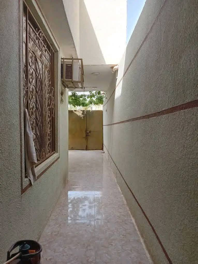 سلام عليكم بيت للبيع جنس العقار طابو بستنه اقرار محكمه سند 25 مساحه 200 متر البيت يقع عله فرعين/فرع 5/وفرع4/بناء  طابقين كراج سياره وحديقه 3غرف نوم+استقبال+صاله+مطبخ+ صحيات عدد 2 خارج وداخل العنوان كربلاء الحر الصغير  عبر   جسر       البزل الكبير شارع السجه ***********

