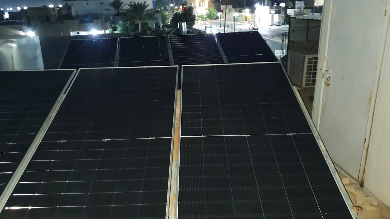 🔥 عروض خاصة وحصرية لأصحاب المحال التجارية، المنظومات الكبيرة، والدوائر الحكومية! 🔥
نوفر لكم صيانة الألواح الشمسية(غسيل باستخدام احدث الاجهزة العالمية+ تنظيف الانفيرتر من الاتربة الداخلية باستخدام البلور فقط)بأسعار تنافسية، مع ضمان أعلى كفاءة تشغيلية لمنظوماتكم الضخمة واستعادة قدرتها الإنتاجية بالكامل.
​من موقع عملنا ليلة أمس: تنظيف منظومة
​منظومة متكونة من 14 لوحاً شمسياً كانت تعاني من تراكم طبقات ثقيلة من الترسبات الكلسية والأملاح التي تُضعف التوليد بشكل كبير.
​تم بفضل الله تنفيذ عملية غسيل ليلي متكاملة وبأعلى المعايير الهندسية لضمان استعادة التوليد الكامل 100% بأمان تام!
​💡 نصائح هندسية مهمة جداً لكل صاحب منظومة:
1️⃣ استخدم الماء المفلتر والمقطر فقط: ماء الحنفية العادي مليء بالأملاح التي تترك طبقة كلسية بيضاء تعكس الضوء وتخفض التوليد.
2️⃣ تنشيف الألواح فوراً بعد الغسيل: لتجنب تجفف قطرات الماء وتكون البقع الكلسية الملتصقة.
3️⃣ الابتعاد التام عن المواد الكيميائية: الزاهي، المنظفات المنزلية، والمواد الحامضية تتلف الطبقة المضادة للانعكاس (Anti-reflective coating) الموجودة على الزجاج وتعدم اللوح نهائياً!
​لا تخاطر باستثمارك.. اعتمد التنظيف الهندسي الاحترافي من شركة الهايبرد تك (Hybrid Tech)!
​📞 للحجز والاستفسار (م. أسامة):
📱 *********** | ***********
