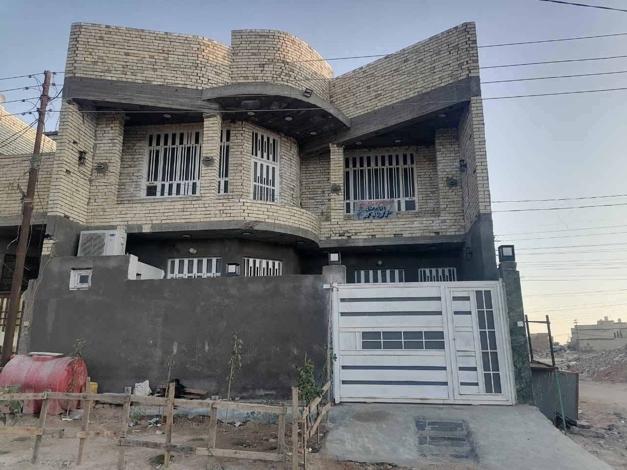 دار للبيع 200 متر حي مهندسين النضال رقم الدار 46043 بضهر شارع أربعين بسمي ***********
