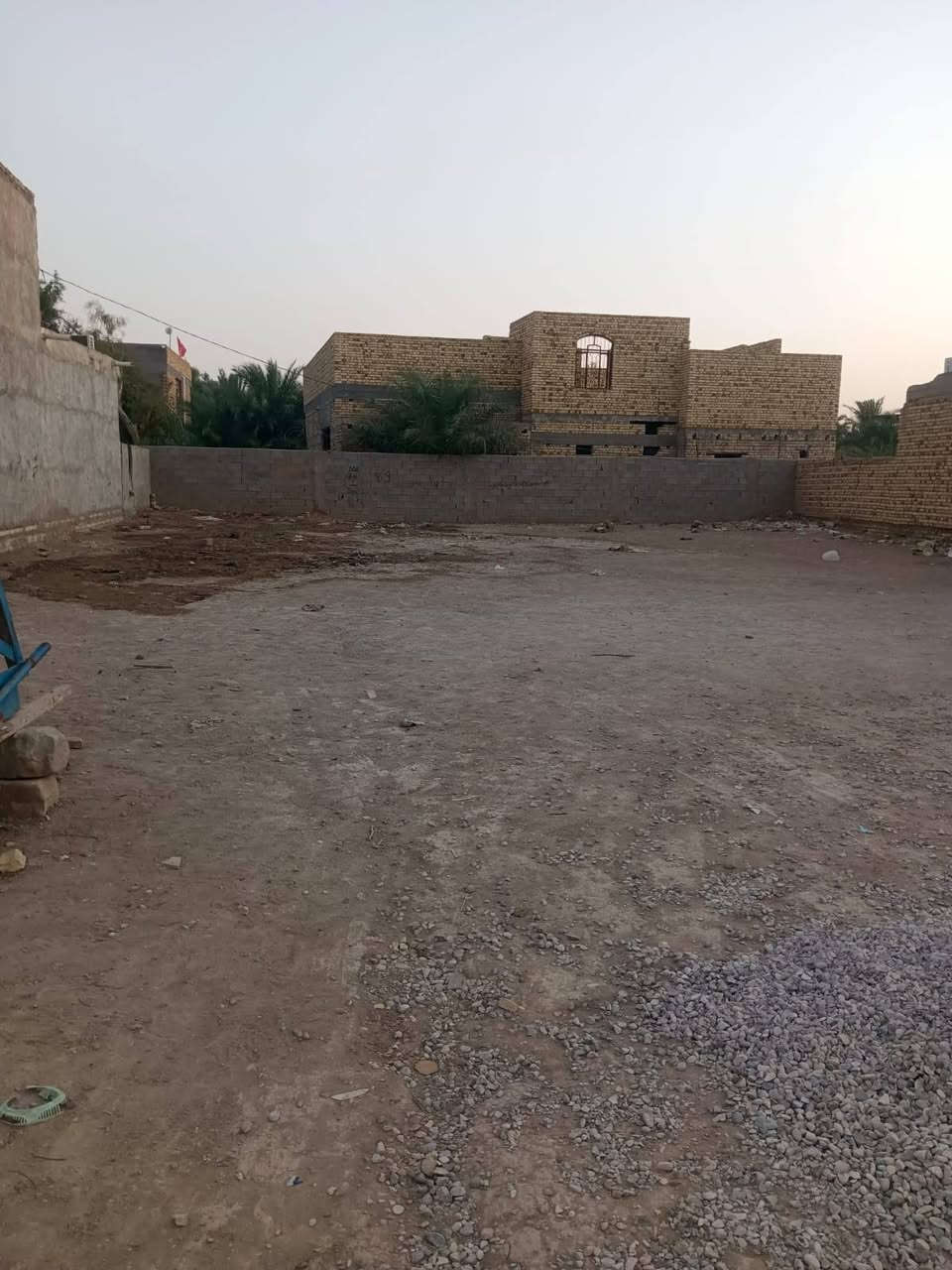 السلام عليكم ورحمة الله وبركاته قطعه للبيع  المساحه 850م قضاء الرفاعي زراعي ع شارع رمثان مقابل البستان كهرباء ماء مجاري كل الخدمات متوفره القطعه مدفونه تراب ومحدوله جاهزه للبناء السعر وباقي التفاصيل خاص او التصال ع @إشارة  ***********
