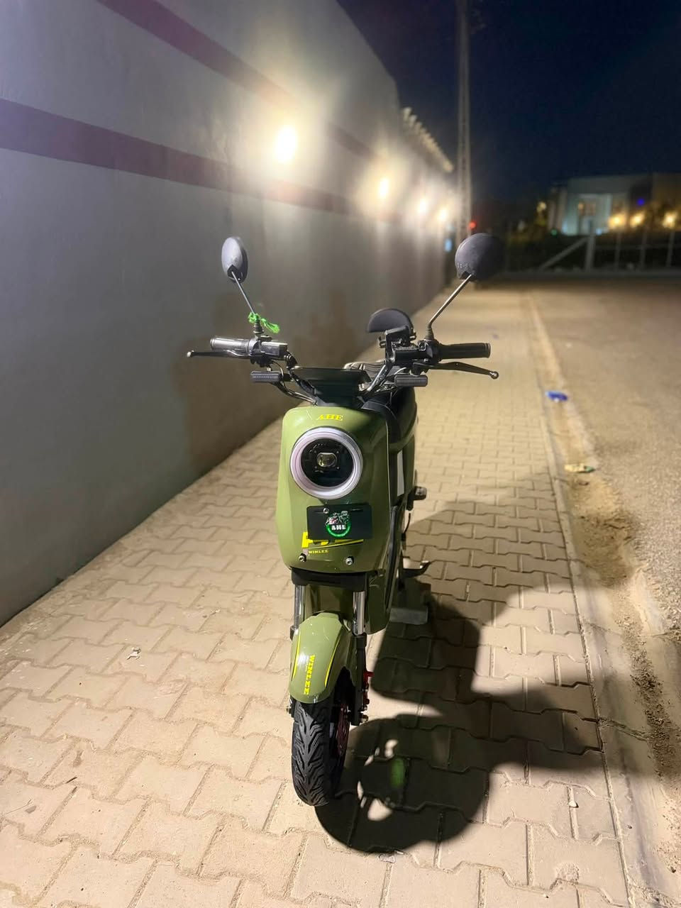 دراجه شحن نوع R9موديل2025من شركه ونلي AHEمفوله ونظيفه شلعه قويه فيشه تزويد سرعه وشحن خمس بطاريات دبل توديك الكربلاء وترجعك والعطل يطلع بل شاشه أشايرً يمنه يسره ودبل أشاره هورن قوي Rرجوع إلى الخلف رجوع إلى الخلف لايت عالي ناصي زائد لايتات زنون عالي أبيض وناصي اصفر وتكدر تصعده وتنزله بكيفك نشرات فول قويه وره وكدام رقم ضوئي أربع نمر بل شاشه تقره السرعه التيربو ١٠٩ بسً حقيقي ٨٠دبلات رياضي وره وكدام  صافره ام الحاكيه سبع أصوات  قويه وًً نظام بارك وحمايه سرقه خاف واحد يريد يسرقه ماتمشي يقفل التاير والسكليتر والسكان وتكوم اطوطًً بصوت عالي ويفتح هذا القفل لازم أدوس بريك ويفتح وقفل سكان من مال تشغيل وجكً نص وجك رياضي يعني جكين استاند موبايل يتكبر ويتصغرًودشبول جبير تحط بي قوطه ببسي كلشي بسً كون مو هوايً زائد تعلاكه مال مسواك وتحمل وزن خيالي مستعمله قليل الدراجه ماصله هواي عندي ونظيفه ماطلع بيه هواي وبصمه تشغيل عن بعد وتقفيل عن بعد وتفتيح عن بعد وكارت وسويجين كلهن تأخذهن ويه الدراجه واكو سله بس اني شالعه هم اطيه ويه الدراجه بلاش كلهن ذني وسعر الدراجه اللي450 الف
 وبيه مجال لاتعامل أصلن لاطب خاص إذا تريد تعامل للتواصل عل واتساب على هذا الرقم ***********. أو خاص مال هذا الحساب مال فيس بوك ولاتراسل تلجرام ماعدي وتدللون المكان نجف
