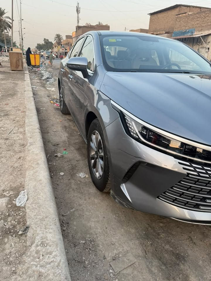 السلام عليكم بي واي دي BYD ديستروي 2025شراء2026 
لون رصاصي داخل ابيض
رقم بغداد
سايد بريك دكمة
شاشة قلاب
تشغيل بصمة و عند بعد تدعم الكارت
كامرة خليفة دواره و حساسات
وبعد مواصفات بيها ضربة مثل ما موضح بالصور
ماشية 26الف
***********
