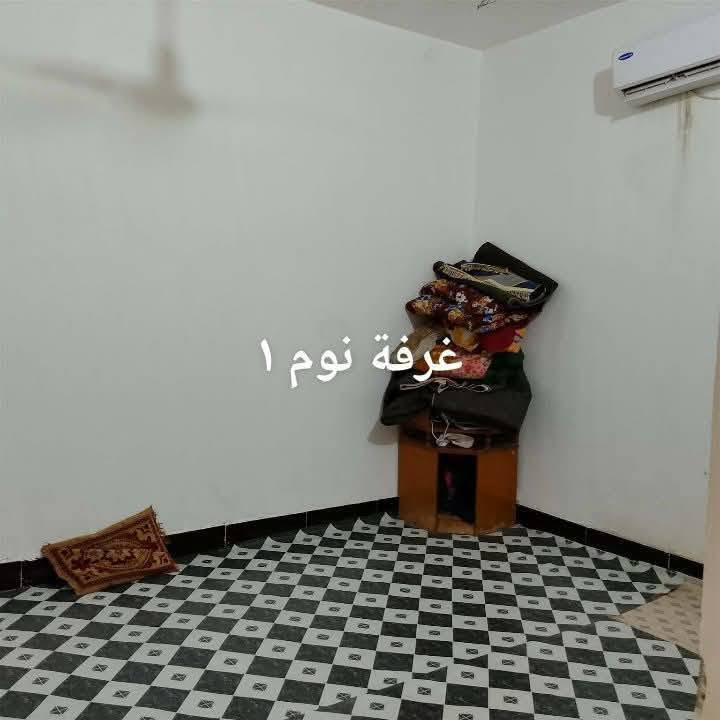سلام عليكم
البيت البيع طابو صرف
قرب مدرسة المربد حي دجله
مساحه ((200)) متر 
يحتوي على استقبال وصاله 
ومطبخ وغرفتين نوم 
لبيت بناء جديد يحتاج بعض أمور 
اتصال بصاحب لبيت
((***********))

نص مكتوب في الصور:
- استقبال
- غرفة نوم ١
- غرفه ٢
- ستقبال
- منور
- ۲
- صاله
- توالیت