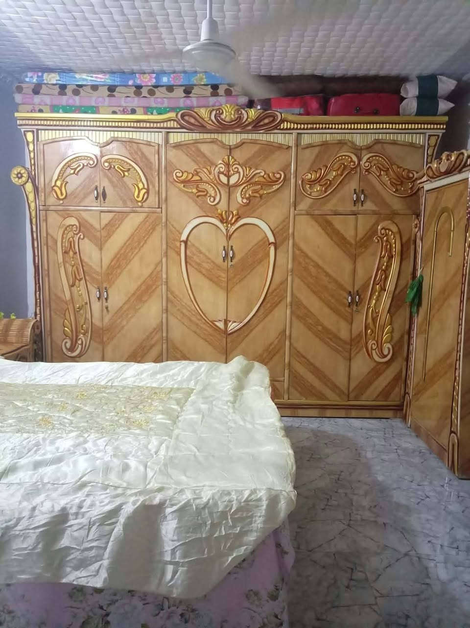 غرفه اخشاب • استعمال قليل • نضافة