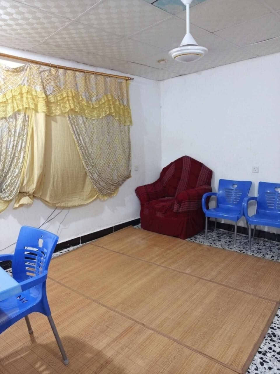 مشتمل للبيع مساحته ٨٠م في الكوت العزة الجديدة على الشارع العام طابقين متكون من اربع غرف نوم واستقبال ومطبخين وصحيات داخلية وخارجية السعر ٧٥وبيه مجال قليل
للاستفسار الاتصال على رقم صاحب الدار
***********
