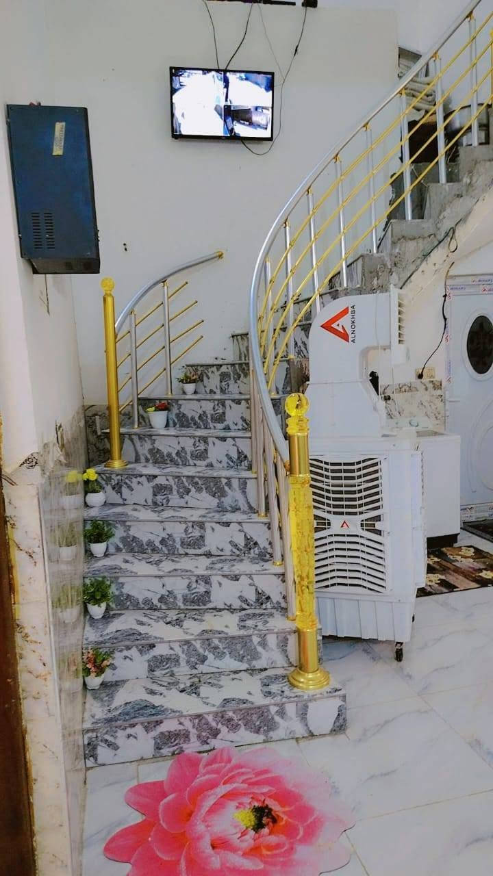 دار للبيع في حي الجامعه الزراعي نهاية شارع عشرين قربت أسواق الجوهره المساحه ٢٠٠ متر بناء درجه ممتازه البيت بناء طابوكه السقف كونكريت مسلح الدار تحتوي على غرفتين نوم صاله كبيره ٤ ونصف في ٨ مطبح حار وبارد مساحه ٤ ونصف براني ٦ ونص في ٣ ونصف صحيات داخليه وخارجيه عدد ٢ اي استفسار الاتصال على الرقم *********** او *********** واتساب متوفر السعر ١٣٠ وبي مجال
