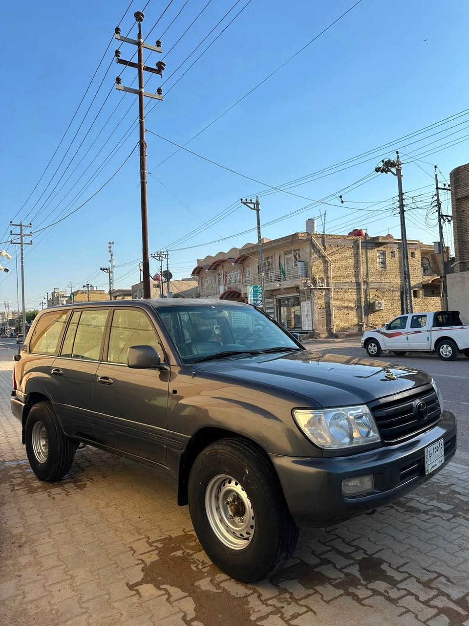 سلام عليكم 
لاندكروز vxr موديل 2005 مكينه 8 سلندر كير اوتو سياره نضيفه كلش بيهه صبغ جاملغ امامي وبنيد بدون ضربه وبيه صبغ على كد الخطه حداديه جديده مكينه كير كفاله فور ويل شغال ستيرن كهرباء كشنات كهرباء فتحه السياره سعرهه 160 وبيه مجال كلش قليل اي استفسار ***********￼ المدينة, البصرة
