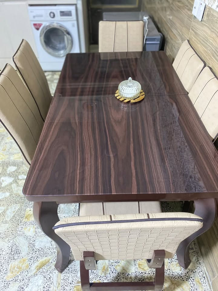 ميز طعام • سعر مناسب