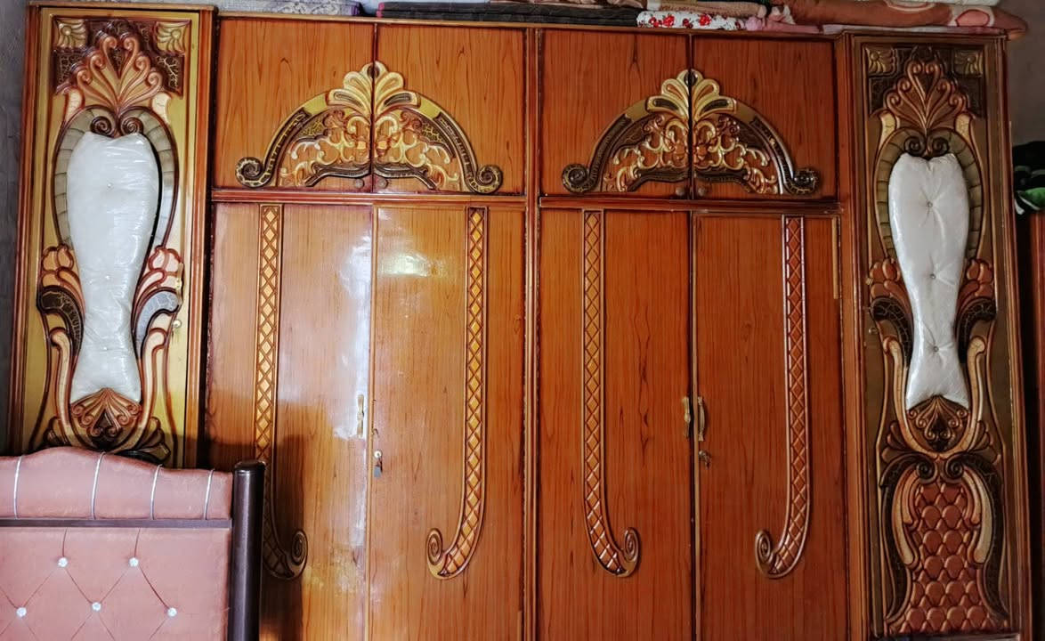 سلام عليكم غرفة اخشاب جاهزة السعر ٥٠٠ وبيه مجال مكاني حصوة الاتصال ع الرقم ***********
