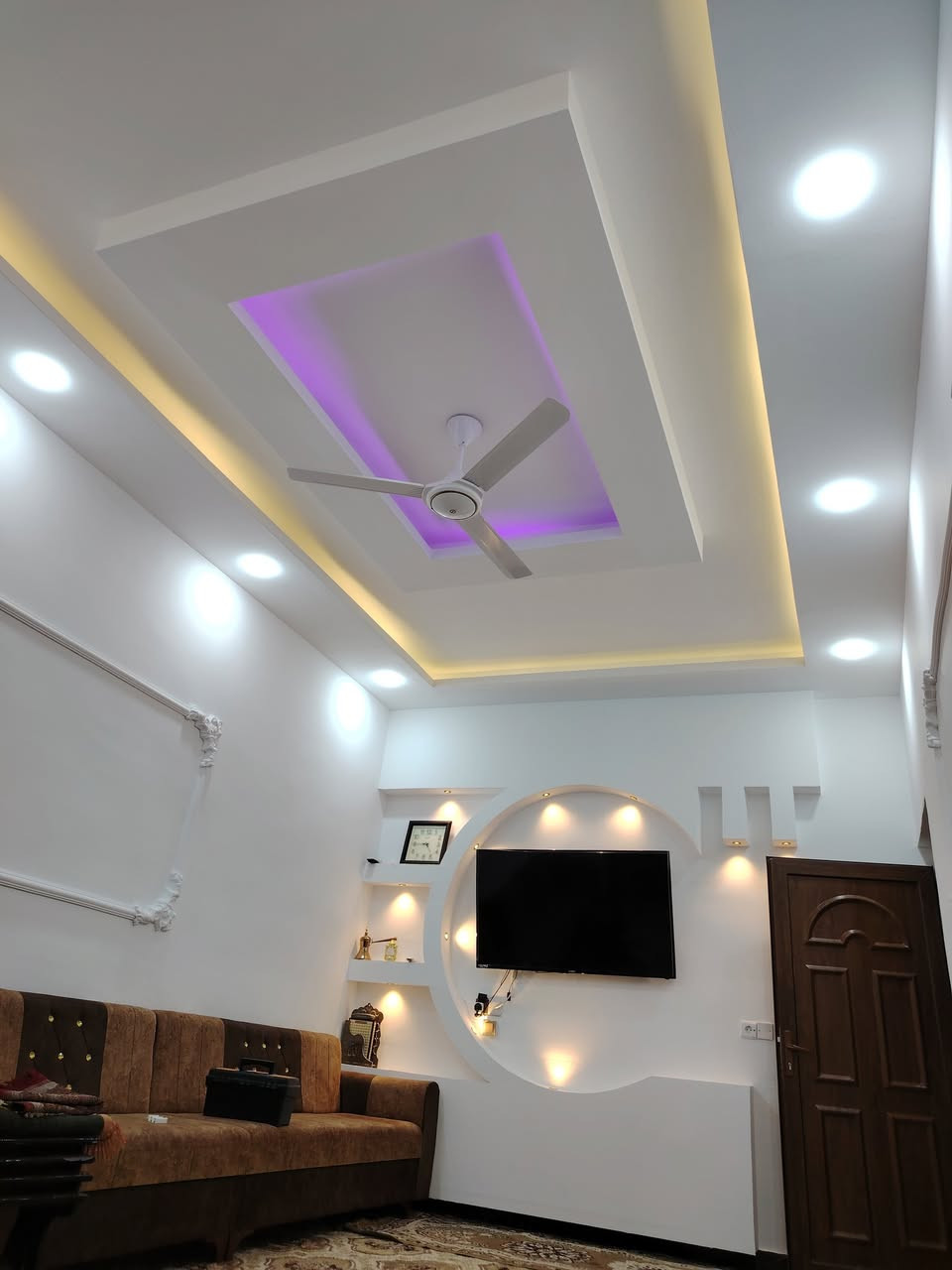 ديكورات القصر الذهبي
يوجد لدينا جميع موديلات السقف ثانوي والسقف المغربي وتغليف الجدران، بديل خشب،  بديل رخام،  ثريات بنواعها  ،  بنكات سقف ثانوي حجم ال18 بضمان 
موقعنا #جلولاء_قرب_فلكة_النافورة
#اهلاً_وسهلاً_بكم

نص مكتوب في الصور:
- ***********
- القصر الذهبي
- HONOR X9b
- 108MP Ultra-Sensing Camera
- checked
- checked checked checked checked القصر الذهبي *********** HONOR X9b 108MP Ultra-Sensing Camera
- O HONOR X9b 108MP Ultra-Sensing Camera