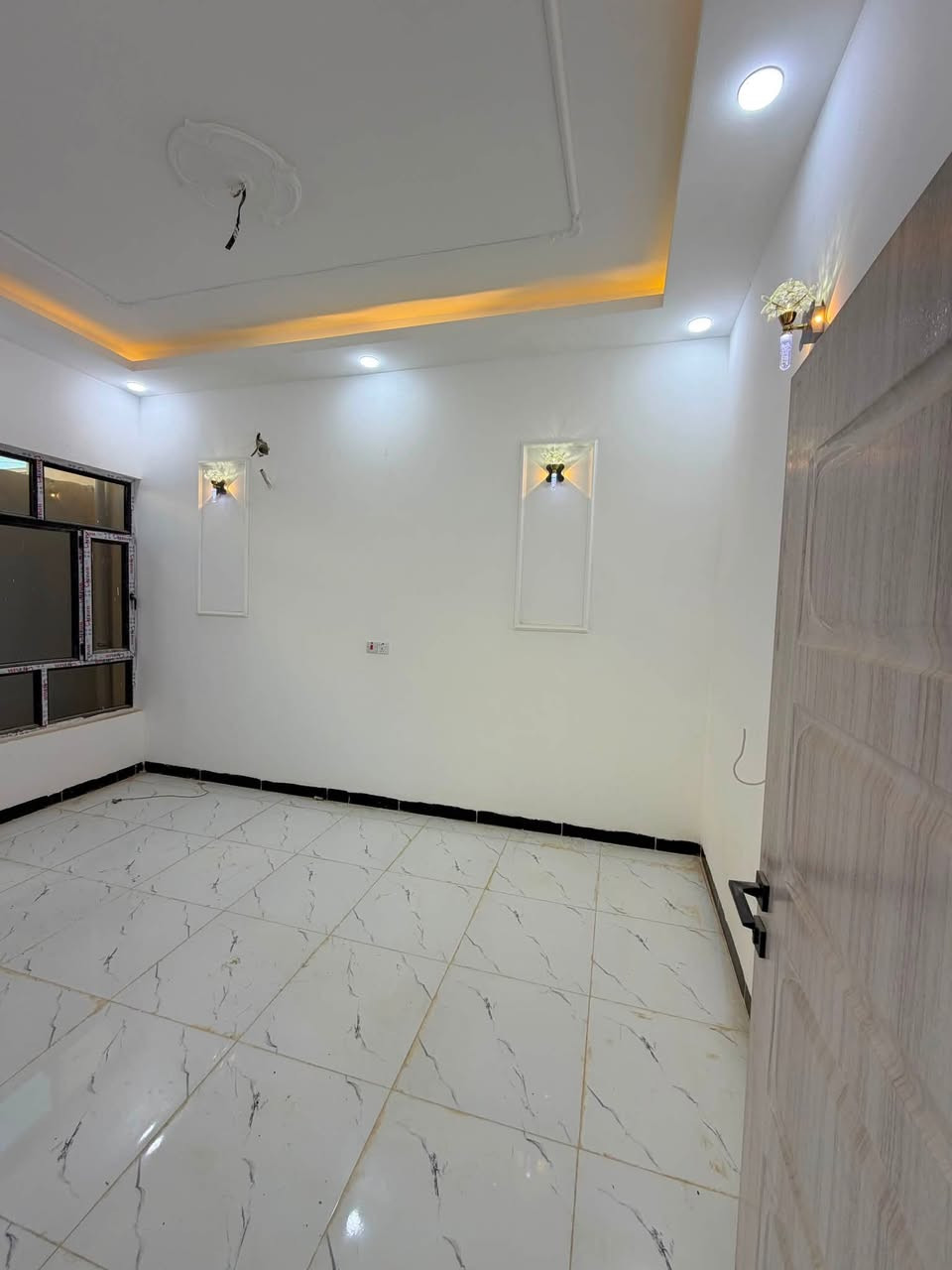 دار للبيع المربع الذهبي قرب المدرسه الكويتيه والمنتزه شارع عريض ومكان مميز المساحه ١٠٠ متر زيرو ٣ غرف نوم البيت فول شتايكر وسحب مغربي وديكورات السعر ٧٥ مليون ***********
