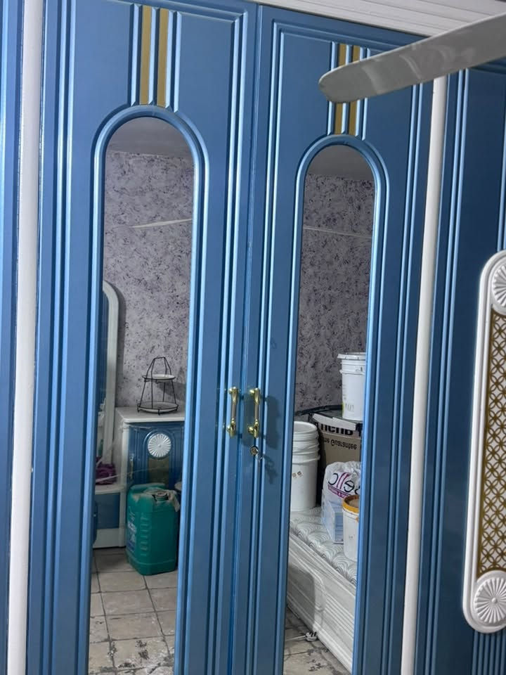 غرفه نوم للبيع جديدة ما مستخدمه بس مشدوده شغل عراقي تصميم تركي كامله جرباية هم وياها كاملة 1400وبيها مجال بغداد الامين الرءاسة ***********
