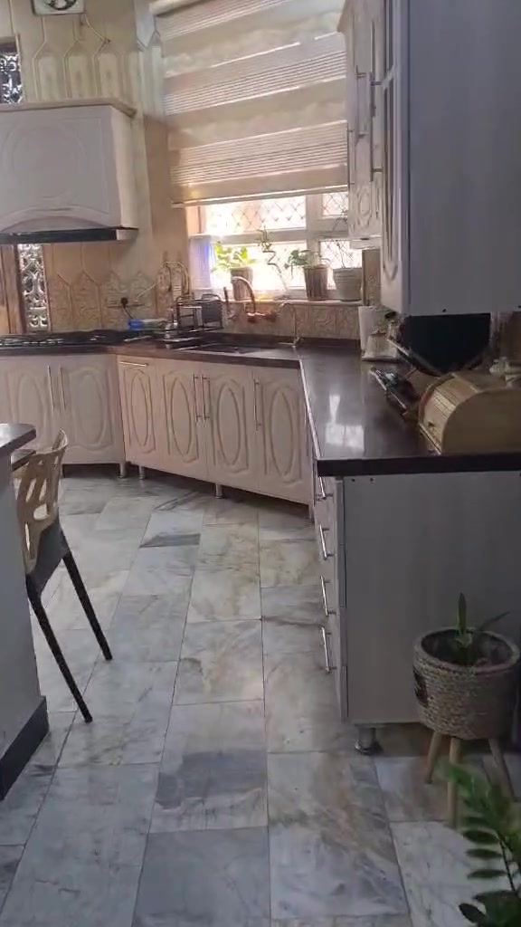 السلام عليكم
للبيع بناء حديـث طابو زراعي ملك صرف تحويل مباشر 
المساحة 200 متر 
يحتوي على كراج جبير يسع سيارتين 
صالة كبيرة مفتوحة على المطبخ 
استقبال كبير ومصلى ديكور مغربي كامل 
وايضا يحترى على عرفة نوم في الطابق الارضى وصيحات كاملة شرقي + غربي ومخزن 
والطابق الاعلى يحتوى على 3 غرفة نوم وحمامات كاملة 
البيت كلة ديكور مغربي درجة اولى وايضا سستم سماعات كاملة في الطابق السفلي 
البيت بناء حديث وبحالة جيدة جدآ 
وايضا يحتوى على حديقة خارجية كبيرة ولكن مو من ضمن مساحة البيت تابعة لصاحب الارض 
مكان البيت بعقوبة حي المصطفى نزلة الباوية 
للاستفسار اكثر اتصل على 
***********
***********
