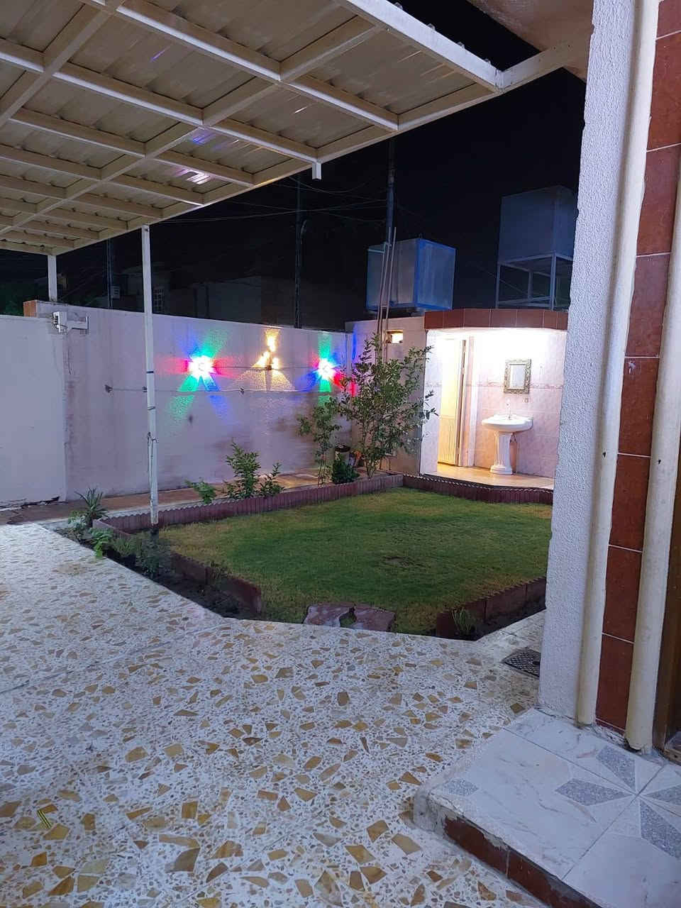 بيت للبيع في حي نزال قرب جامع عبدالعزيز السامرائي 
شارع ١٢ متر 
٣ غرف نوم 
المساحه ٢٠٠ متر 
السعر  ١٩٠ مليون بي مجال
عنوان المكتب تقاطع جامع التقوى 
مكتب عزت للعقار 
***********
***********
