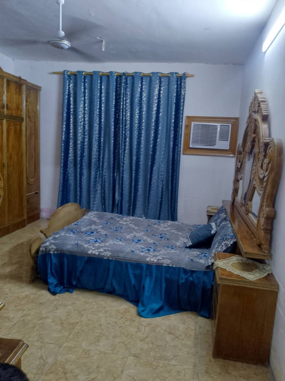 متاح للبيع دار طابوا زراعي تحويل اسهم الموقع مقابل منتزه العاب الطارمية قريب ع حي الوحدة كاع دكتور فداء المساحة 240 متر واجهة 8*30 قريب ع سوك الطارمية 
بيت فول كامل المواصفات طابقين او بيتونة يحتوي على 4 عرف نوم مع مطبخ او صالة او صحيات داخلية او خارجية مع كراج مساحة كبيرة مع حديقة كلش حلوة 
الغرف ذو مساحات كبيرة منهن مساحة 6*7 ومنهن 5*4 مع نقشات راقية لصالة والغرف وترتيب هندسي راقي كما مبين في صور البيت المعروض  طبعا البيت بناء حديث قبل 3اشهر 
البيت مناقصة شي تجي تخلي غراضك او تكعد 
للاستفسار الاتصال على الارقام التاليه ارقامنة خدمة موجود واتساب على الرقم الاثير 
***********
***********
خالد المشهداني/ مكتب الشروق لعقارات الطارمية 
اهلا وسهلا بكم
