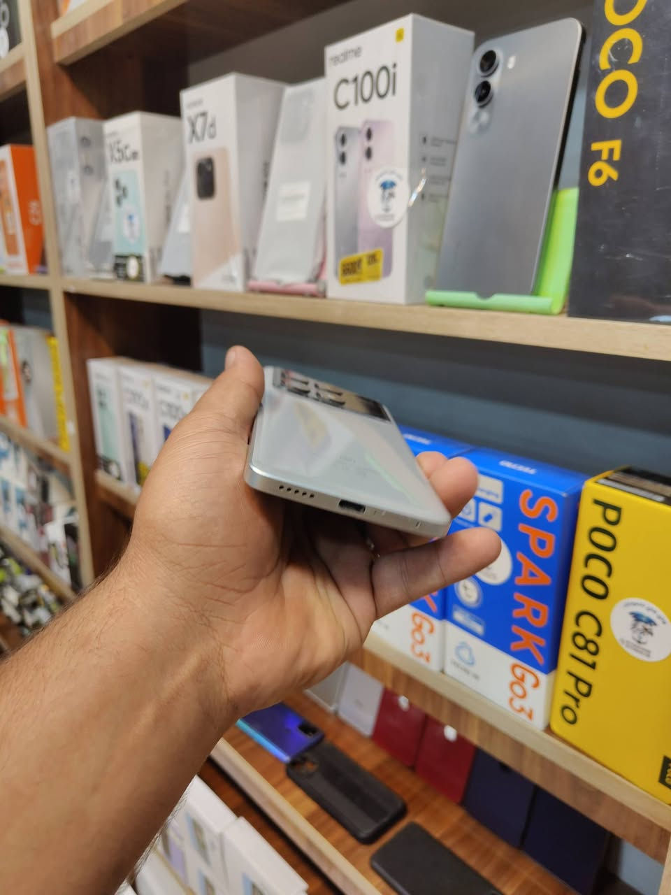 متاح بوكوx6برو ذاكره 512الرام 12نضافه جهاز 90بل ميه ملحقات الجهاز فقط شاحنه شحن سريع بوبجي 120فريم للبيع فقط السعر خاص او اتصال عل رقم ***********مكاني بعقوبه بهرز
