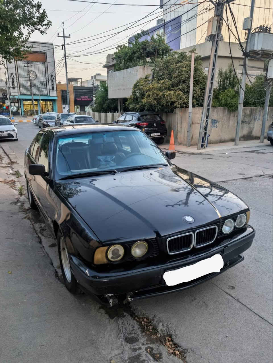 BMW 525 1995
بیئمدەبلیو ٥٢٥ ئۆتۆماتیک 
مۆدێل ١٩٩٥ تەبرید سلایت
ئارم پلاستیکی هەولێر ئارم و ئەوەلیات بەشەرت 
بۆیاخ عامە بۆ جوانی 
دەعمی قورسی نیە
ناو فۆرمیکا 
کێڕ ئۆتۆماتیک 
لایت ئەڵقە 
شاشە ئایپادی بۆ بەسراوە 
تەبرید بەس غازئەوێت بەشەرتی مەزبووت
سلایت مزبوت ئیشەکات
دو ئاوێنە کارەبا
ویل حەسیر
رادێتەر و پانکەی تازە گۆڕاوە 
 سعری ٤٥ گەڵاو مەعامەلەی برایانە 
*********** السليمانية, العراق

