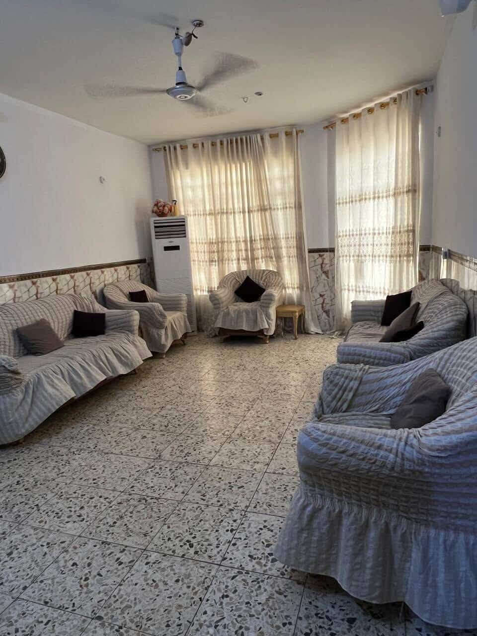 بيت للبيع في منطقه المدائن سلمان باك مساحه البيت
200متر ويحتوي علاى كراج لسياره واحده لقط وحديقه واربع غرف نوم وصاله جاوس عدد 2 ومجمع صحيات عدد2 ويحتوي علاى صحيات خارجيه للضيوف بناء حديث واجهة البيت حجر طبيعي صنف البيت طابو زراعي سند 25 ويحتوي علاى جميع الخدمات من الماء والتبليط والمجاري والكهرباء والانترنت
وبسعر مناسب جداً
للاستفسار اكثر الاتصال ***********
