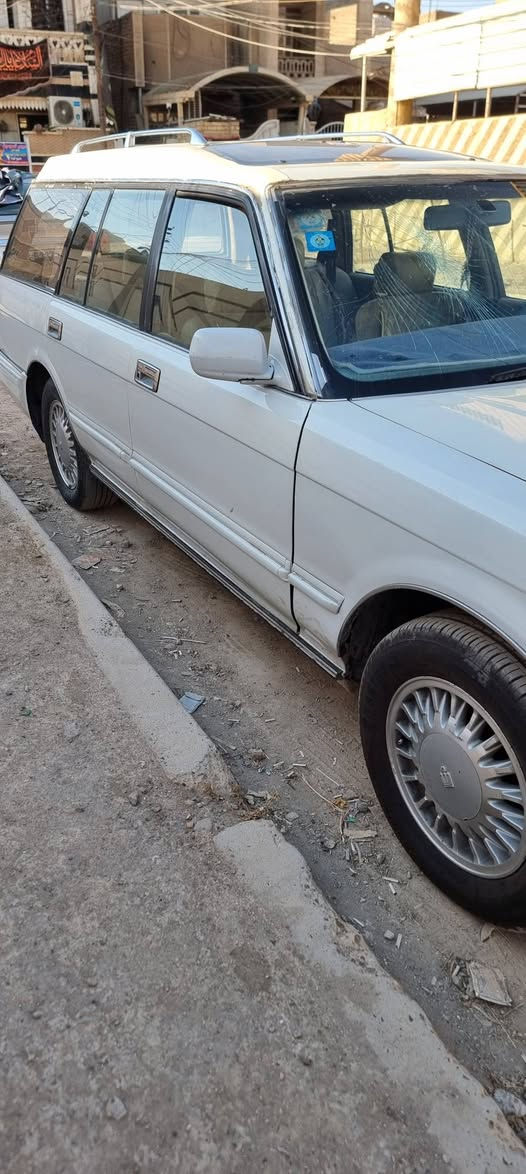 رقم بصره الجديد انكليزي  (تحويل مباشر)
سيارة جديدة
كفالة (من كص، نقل، الضربة)
مكينة وكير (مية بالميه)
حدادة + تخم تاير + ويل كب (كلها جديد)
تبريد ثلج
أدامة كاملة
مسجل + تخم سماعات
كهربائيات (كلها شغالة)

مكان السيارة: بغداد 
السعر: ٥٧ وبيه مجال 
للتواصل: ***********

