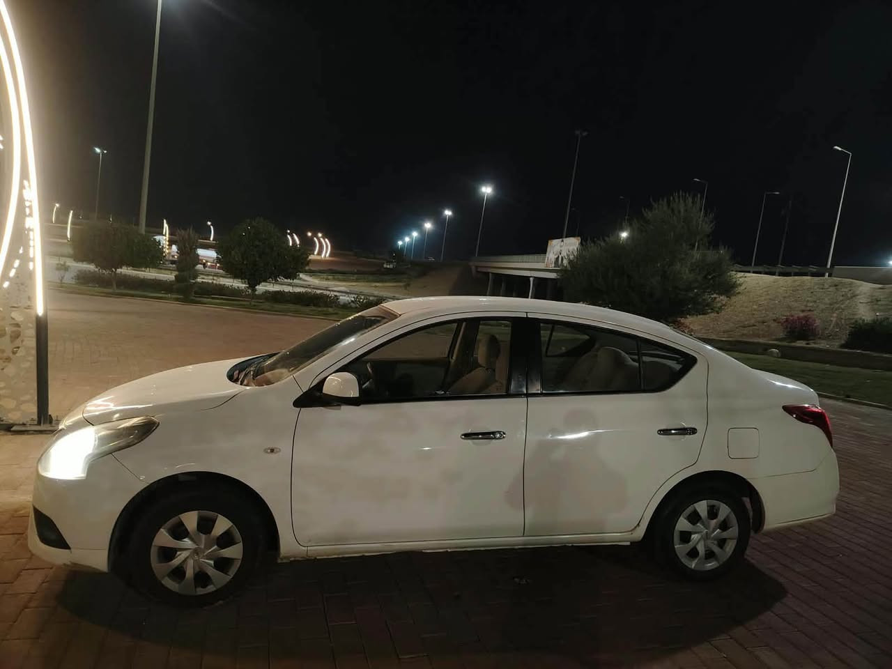 سني بيضاء اللون
رقم سليمانية 
موديل ٢٠١٦ نظيفة 
قطعة وحدة جاملغ خلفي بارد صبغ 
جاهزة من كلشي 
السعر 93 بي مجال
مكان السيارة رمادي او سليمانية 
الشراي يدخل خاص او واتساب على هاذة الرقم 
***********

