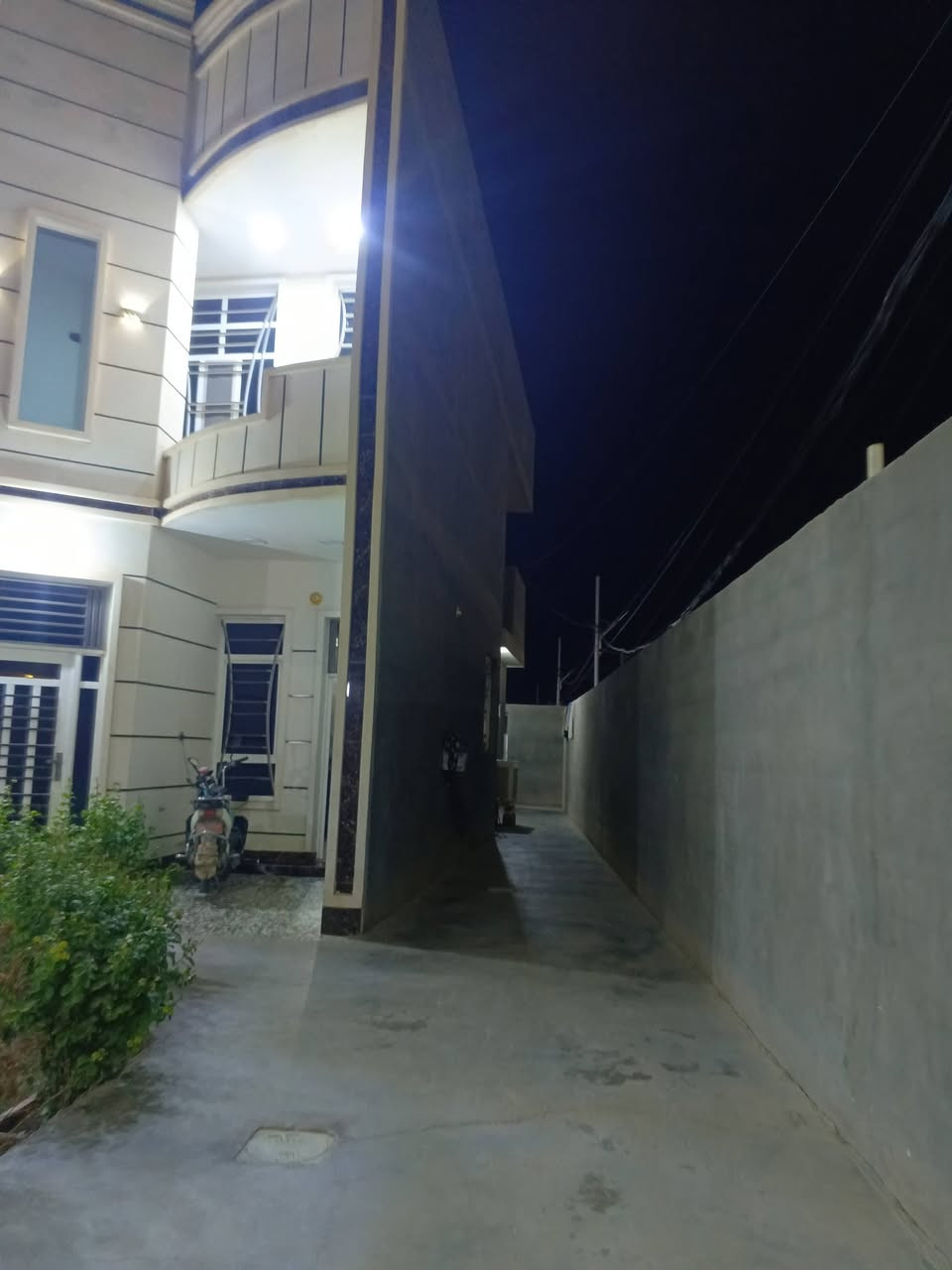 يوجد للبيت للبيع المساحه 300 بدايه الازركيه على سده مباشره سعر 200 وبي مجال بصيط. الاستفسار على الرقم

***********
