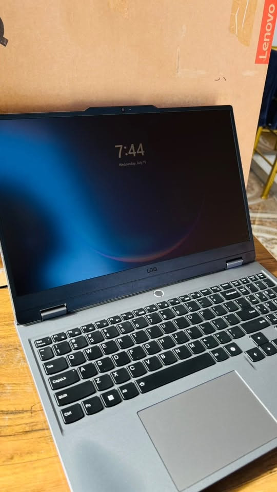 ⚠️للبيع لابتوب Lenovo LOQ، الجهاز بحالة ممتازة جداً (أخو الجديد)، استخدامي الشخصي نظيف ومحافظ عليه بعناية فائقة. هذا الجهاز "وحش" يجمع بين الأناقة والقوة، ومواصفاته حديثة تضمن لك سلاسة وسرعة خرافية بالأداء.

🔥المواصفات:
 المعالج: Intel Core i5-12450HX (أداء استثنائي وقوي لسلسلة الـ HX).
 كرت الشاشة: NVIDIA GeForce RTX 3050 6GB (نسخة الـ 6GB الأحدث والأقوى).
 الرام: 12GB DDR5 (سرعة فائقة في معالجة البيانات).
 التخزين: SSD 512GB سريع جداً.
 الشاشة: 144Hz Full HD (سلسة جداً وتريح العين).
 النظام: Windows 11 أصلي ومفعل.
ملاحظات:
 الجهاز يجي ويا الكارتون الأصلي والشاحن الأصلي.
 الجهاز نظيف، ما مفتوح ولا داخل صيانة، وكل شي بيه يشتغل بامتياز.
 الجهاز جاهز للاستخدام الفوري (نظام وتعريفات كاملة).
 الفحص خير برهان، تعال جرب الجهاز بنفسك وتأكد من أدائه.
السعر المطلوب: 900,000 دينار عراقي -بغداد
للتواصل والاستفسار، مراسلتي على الواتساب: ***********
