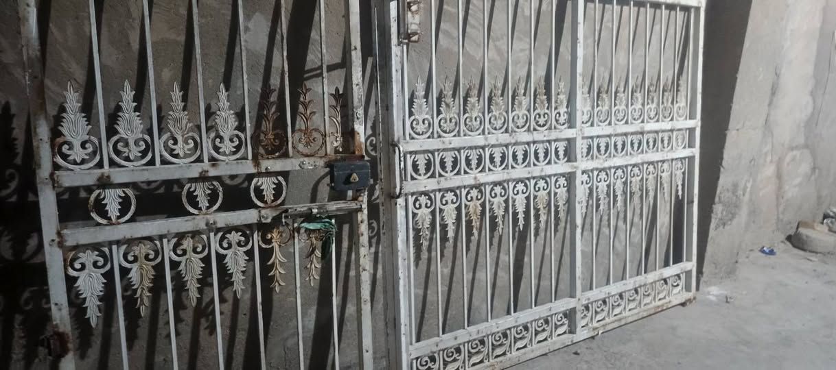 باب حديد للبيع بالمواصفات التالية: الارتفاع 2 متر، العرض 3 متر. الموقع في بغداد، الحسينية، المعامل. الباب متين وعملي ومناسب لمختلف الاستخدامات. للحجز أو الاستفسار ومعاينة الباب يرجى الاتصال على الرقم [***********
