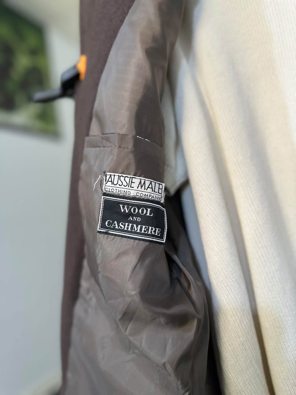 ‏Aussie Male Clothing
براند أسترالي 
القطعة كلش انيقة بالواقع اختلاف جذري
قماش - كشمير فاخر& صوف 
قياس L
الكتف 53
الصدر 56
الطول 78
الردن 64 قابل للزيادة
.
السعر 30 مع التوصيل
القطعة مكفولة من الضرر والتلف
