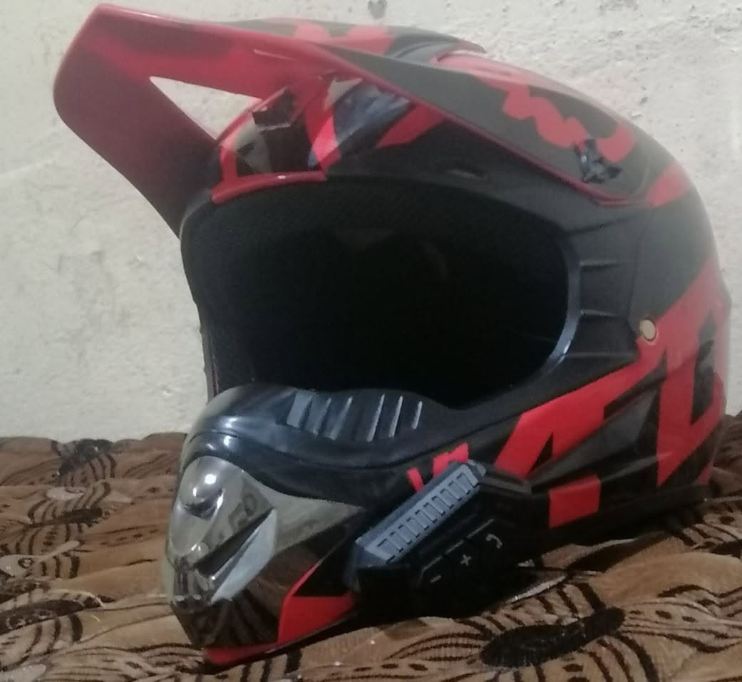 خوذه للبيع بعدها جديده مستخدم قليل كامله مايك سماعات كله وياها سعر 40 بيها مجال الشراي راسلني وتساب او خاص ***********
