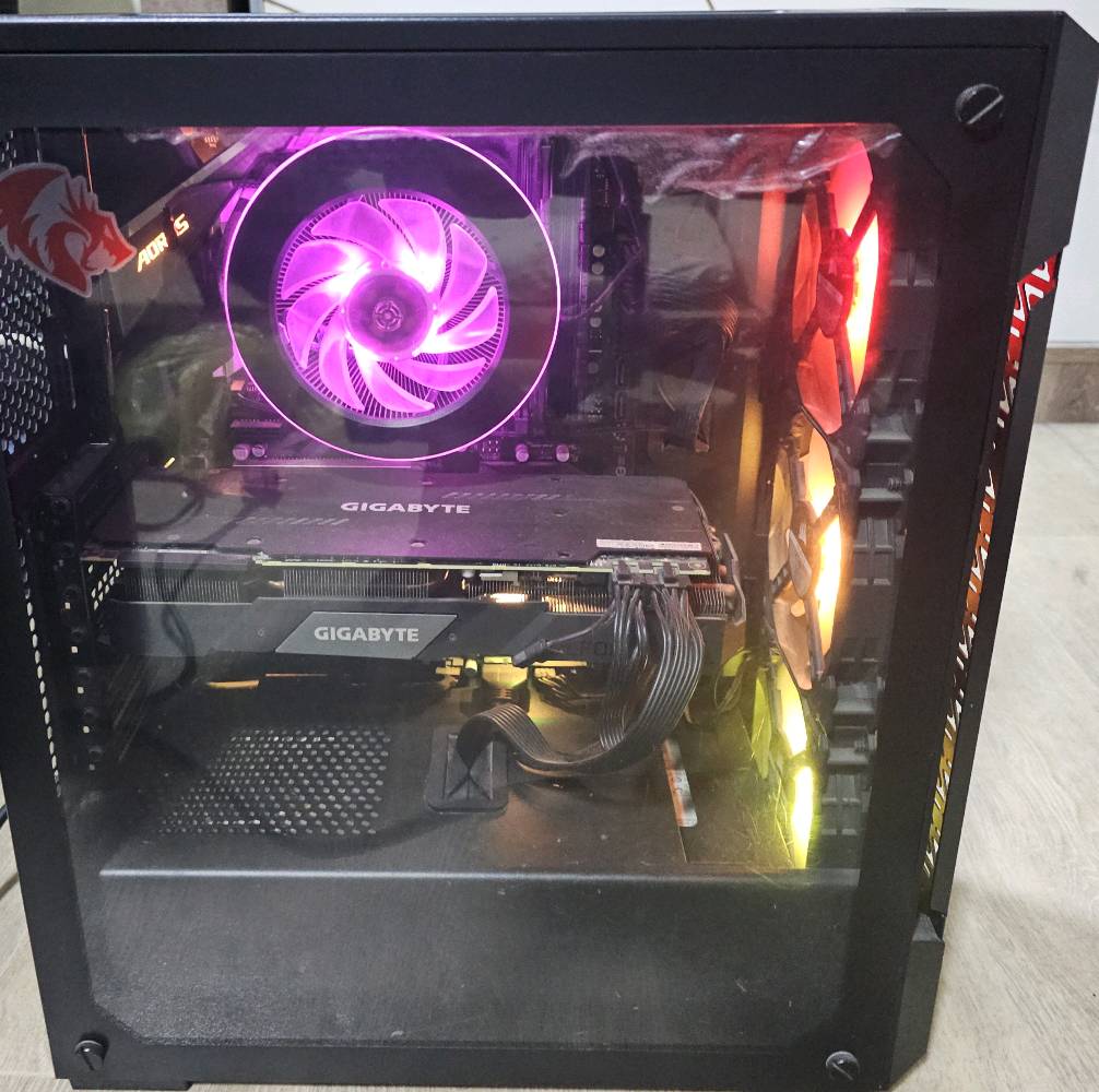 Pc كيمينج مستعمل للبيع تريد ادزلكيا توصيل او انت تزورني وتشوفه رقم الواتساب *********** 
او تراسلني خاص السعر 850 الف وبي مجال المواصفات بلصور مكاني بغداد