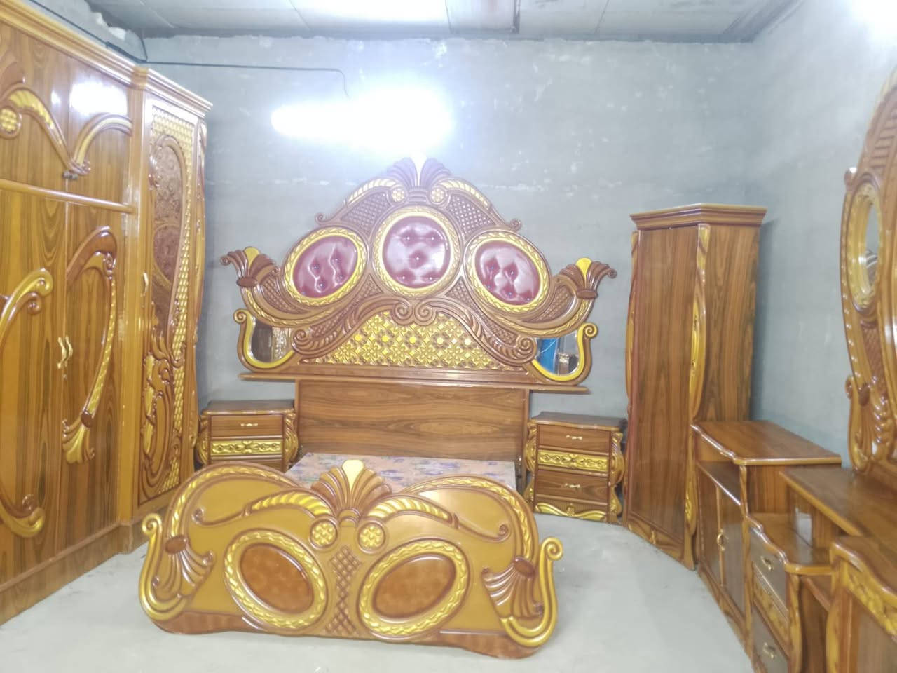 غرفة اخشاب صاج الضهر جرجوبة الزاوية فر اي ضرر ما بيهة نضيفة حيل السعر ٦٥٠ المكان بغداد الحسينة مال راشدية للتصال *********** متواجد واتساب وعندي توصيل
