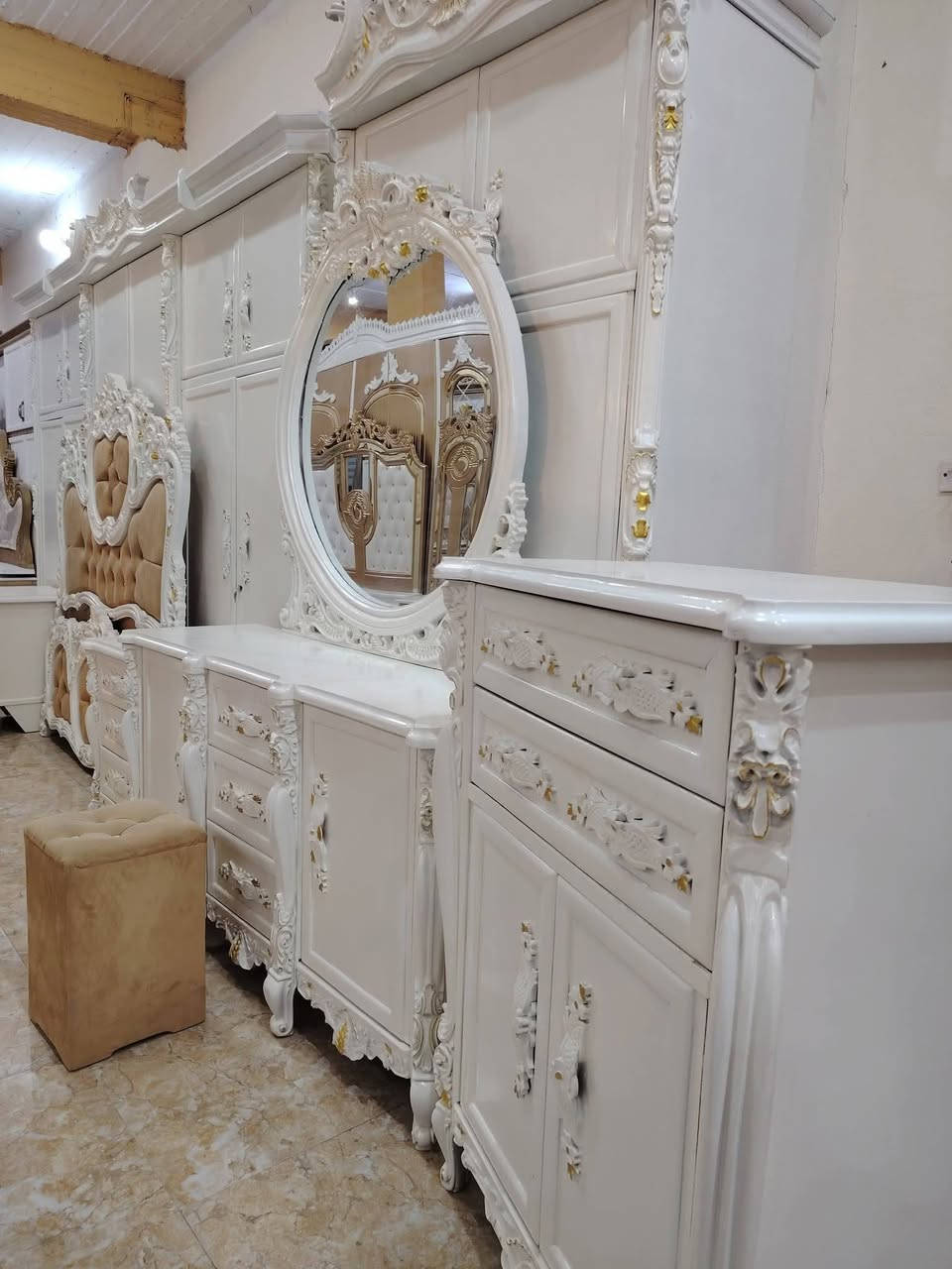 السلام عليكم الغرفة نجاره درجة أولى داخل خارج صاج ٥ملم نجاره ضهر جرجوبة تكمة موديل لوكنز صبغ حراري مفصليهه ٥ملاين الله شاهد سعر الحالي مليونين 500 شد ونقل مجاني كله  المحافظات العراق  ***********ندمر السوك  يبعون 3ملاين مجاني ***********
