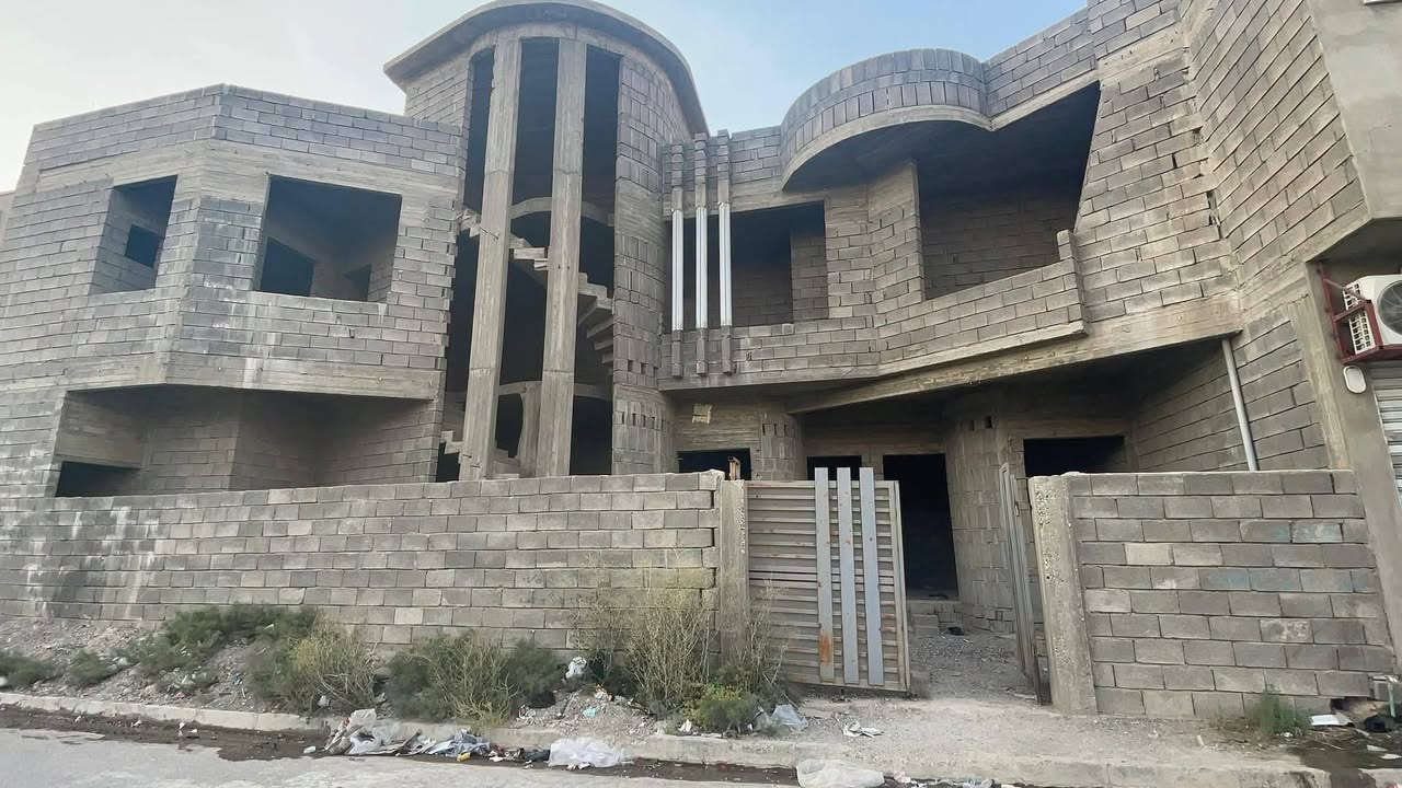 السلام عليكم بسم الله والصلاة والسلام على رسول الله 📢 للبيع - فرصة تجارية مميزة عماره! 🏢✨

📍 الموقع:
حي السماح - السياسيين، على شارع 100 الرئيسي 🚧

📐 المساحة: 261 متر مربع

🔹 المواصفات:
 • ركن مميز 🧱
 • تتكون من:
• 4 محلات تجارية 🏪🏪🏪🏪
• شقتين سكنيتين 🏘️
• دار طابقين 🏠🏠

📄 الملك:
 • ملك صرف ✅
 • طابو الزهور 🌸
 • شرط الوكالة والتحويل والمكاتبة مع الشرعي 📑🖋️

💰 السعر: 300 مليون دينار عراقي
💬 وبيه مجال للتفاوض 😉

للتواصل والاستفسار:
📱 *********** / زين 
📱 *********** / كورك 
📛 ابو ياسر للعقارات / نستقبل جميع العروض في احياء الموصل /
▪️ سكني 🏡
▪️ تجاري 🏬
▪️ دواَنم وأراضٍ استثمارية 🌟
