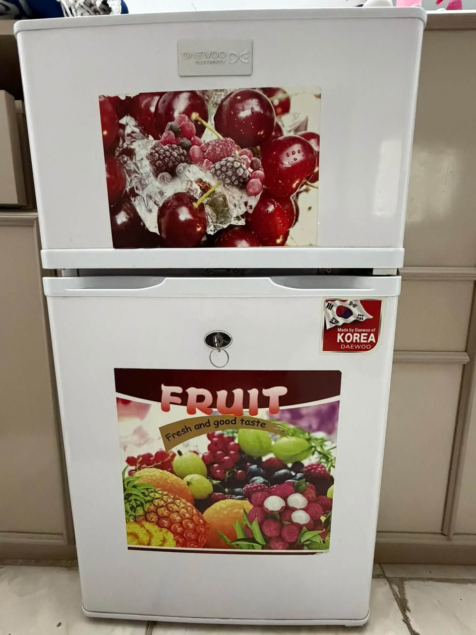 ثلاجه صغيره بابين جديده كلش سعر ١٠٠ وبيها مجال قليل  مكاني نجف ***********
